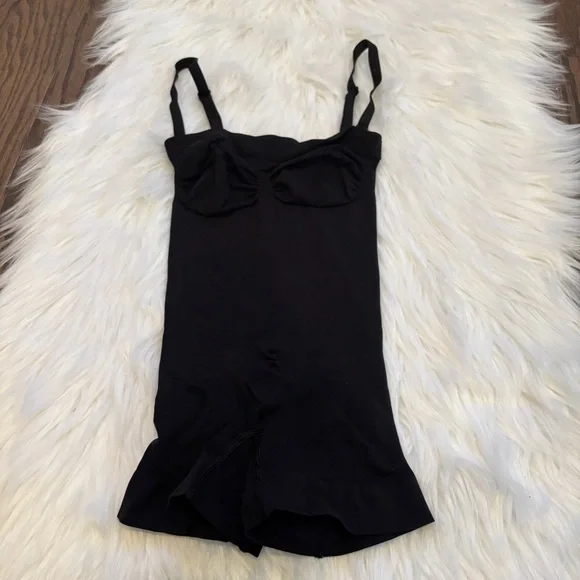 SKIMS STRAPLESS SHORTIE BODYSUIT Onyx S Small New - Picture 4 of 6